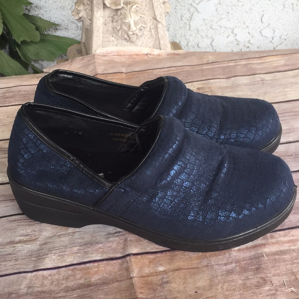 Comfort Trendz cloggers size 10 Navy blue